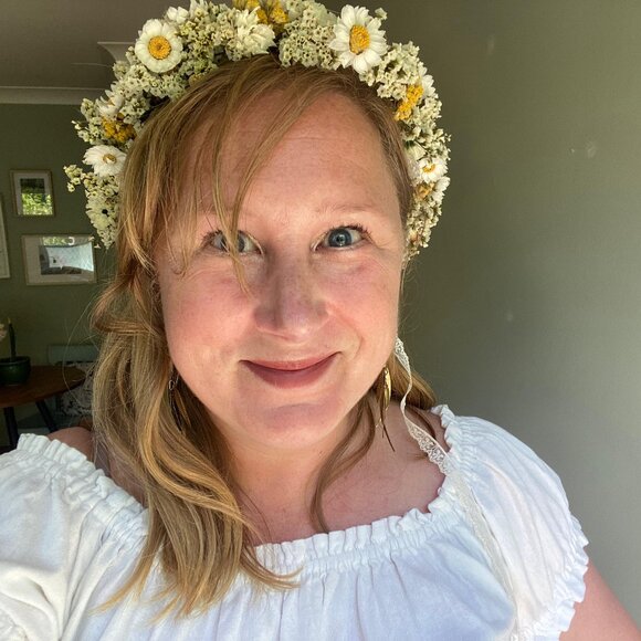 Solstice white and yellow daisy flower crown - Picture 3 of 3